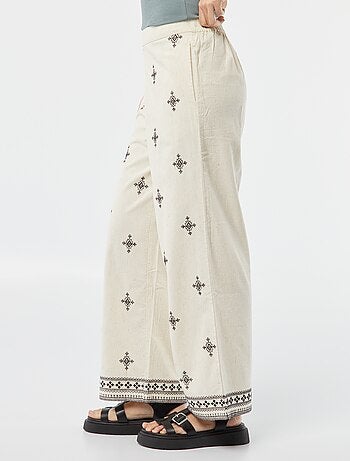 Pantalon large 3/4 avec broderies