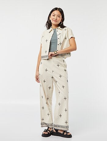 Pantalon large 3/4 avec broderies