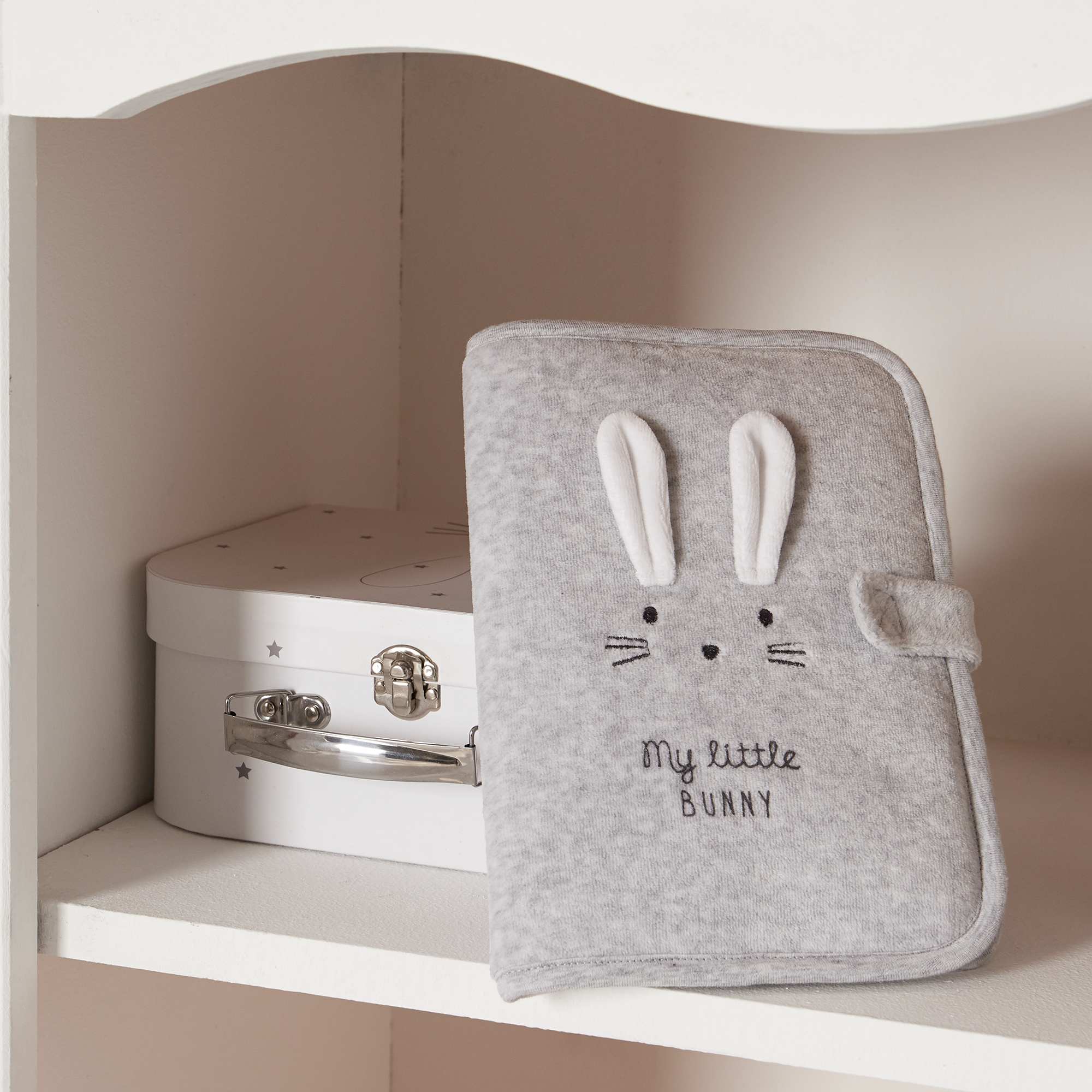 Protège carnet de santé 'Lapin' Bébé fille - gris - Kiabi - 6,00€