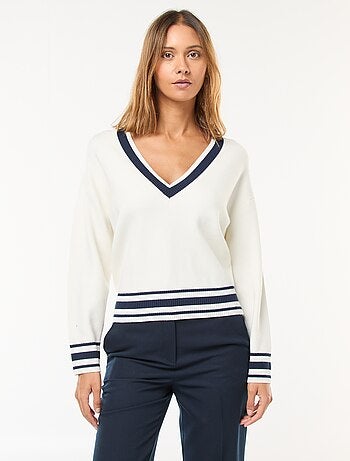 Pull col V avec bandes contrastées