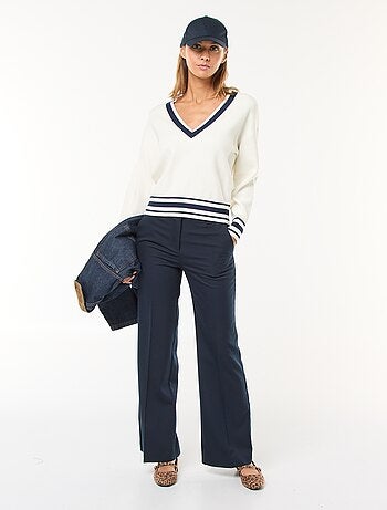 Pull col V avec bandes contrastées