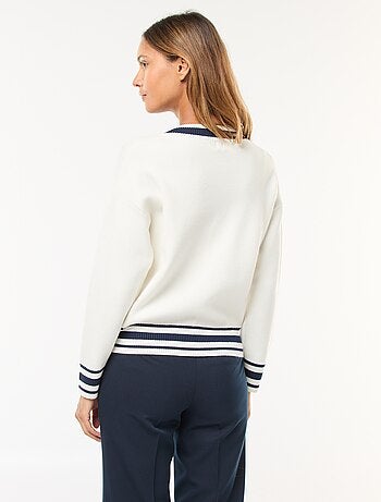 Pull col V avec bandes contrastées