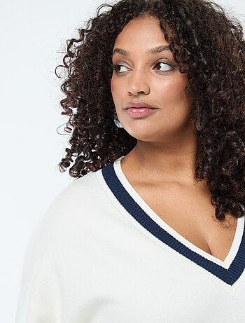 Pull col V en maille épaisse avec liserés