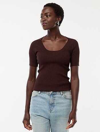 Pull côtelé manches courtes avec col rond dégagé