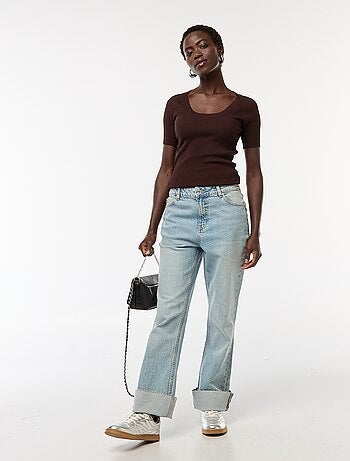 Pull côtelé manches courtes avec col rond dégagé