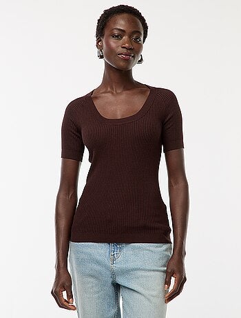 Pull côtelé manches courtes avec col rond dégagé