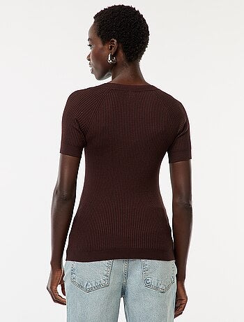Pull côtelé manches courtes avec col rond dégagé