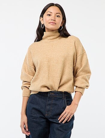 Pull doux avec fente bijou au dos