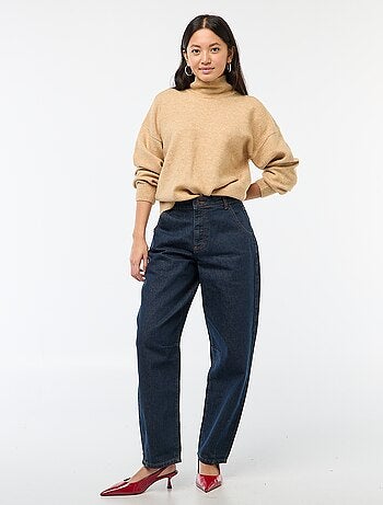 Pull doux avec fente bijou au dos