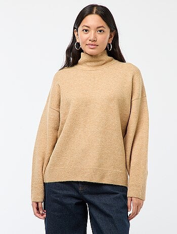 Pull doux avec fente bijou au dos