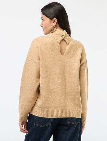 Pull doux avec fente bijou au dos