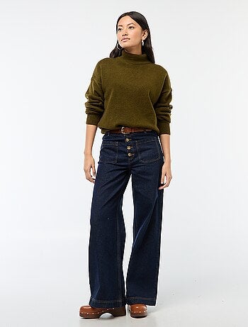 Pull doux avec fente bijou au dos