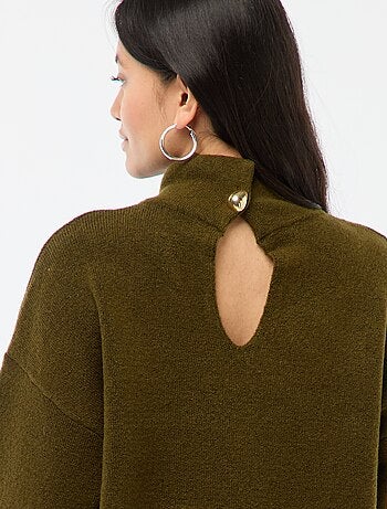 Pull doux avec fente bijou au dos