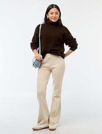 Pull doux avec fente bijou au dos