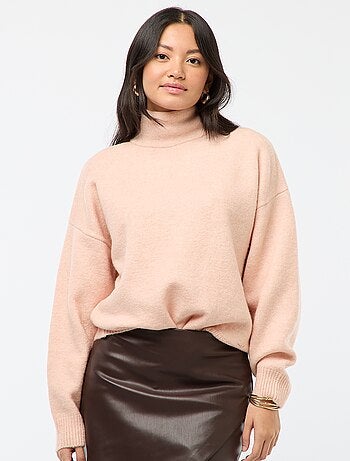 Pull doux avec fente bijou au dos