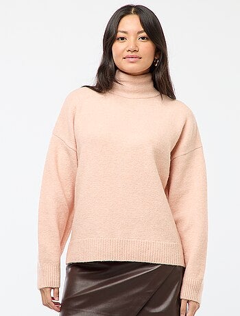 Pull doux avec fente bijou au dos