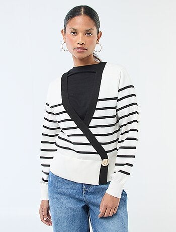 Pull effet gilet cache-coeur avec bouton doré