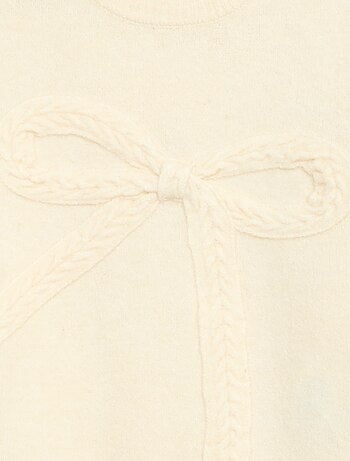 Pull en maille avec nœud en maille torsade devant