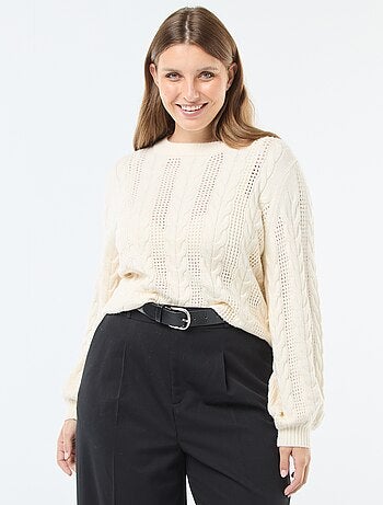 Pull en maille torsade et ajourée à col rond