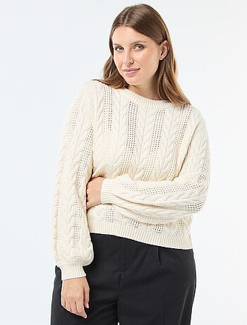 Pull en maille torsade et ajourée à col rond