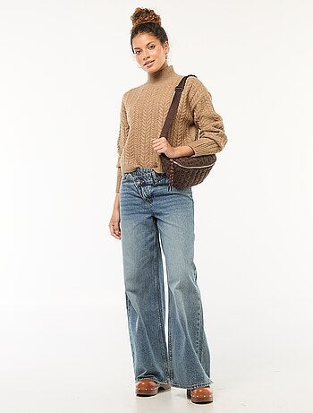 Pull en maille torsade et col montant