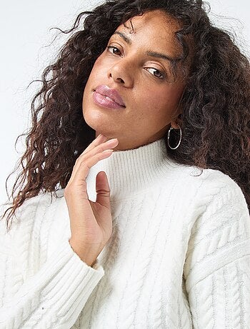 Pull en maille torsade et col montant