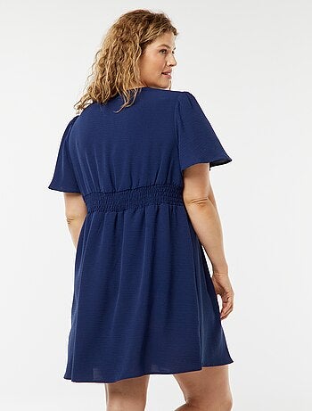 Robe courte à col V et avec manches forme papillon