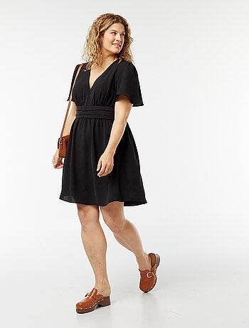 Robe courte à col V et avec manches forme papillon
