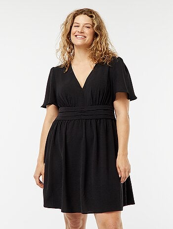 Robe courte à col V et avec manches forme papillon