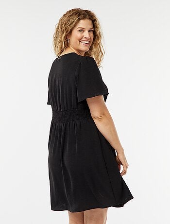 Robe courte à col V et avec manches forme papillon