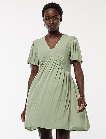 Robe courte à manches courtes avec base volantée
