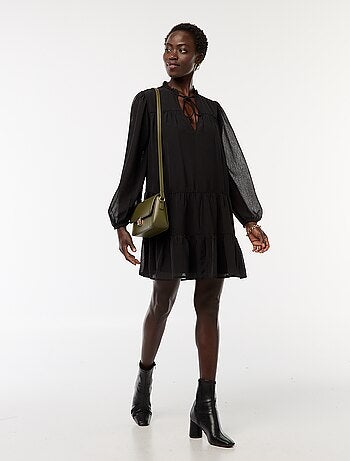 Robe courte à manches longues avec base et col volantés