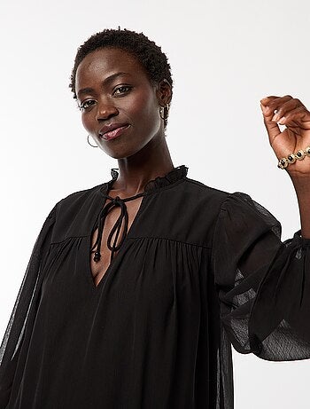 Robe courte à manches longues avec base et col volantés