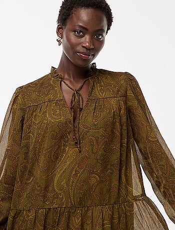 Robe courte à manches longues avec base et col volantés