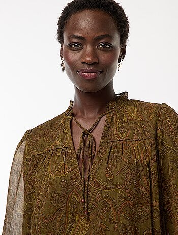 Robe courte à manches longues avec base et col volantés