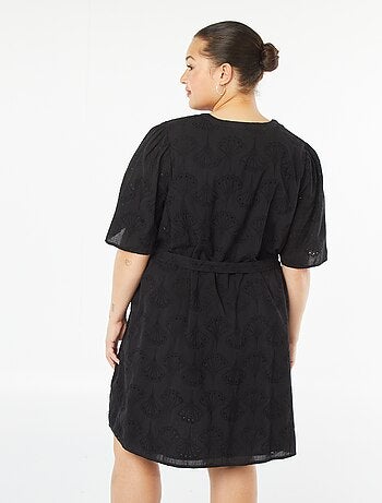 Robe courte avec broderie anglaise