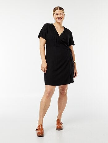 Robe courte coupe portefeuille à nouer à la taille