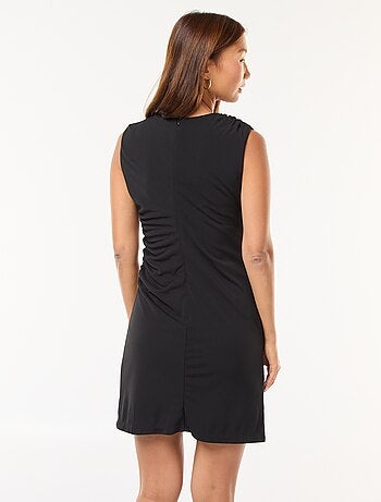 Robe courte drapée sur le côté