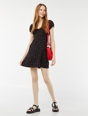 Robe courte en matière gaufrée à manches courtes