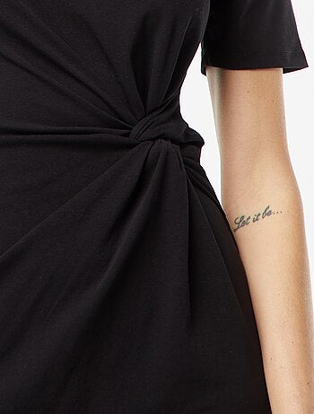 Robe courte manches courtes avec effet drapé