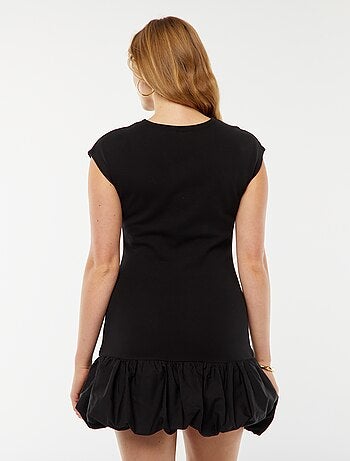 Robe courte volantée sans manches