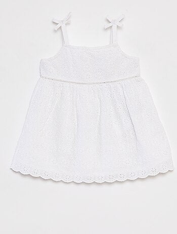 Robe en broderies anglaises avec fines bretelles