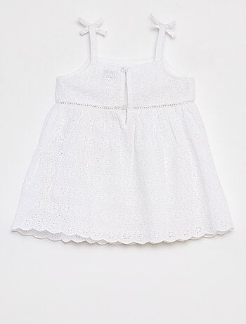 Robe en broderies anglaises avec fines bretelles