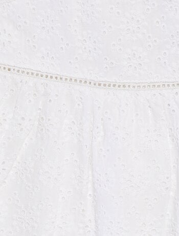 Robe en broderies anglaises avec fines bretelles