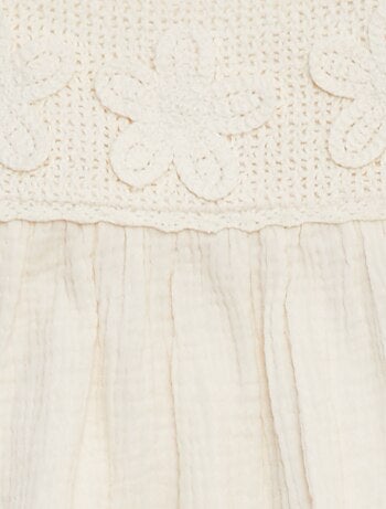 Robe en gaze de coton avec motifs en crochet