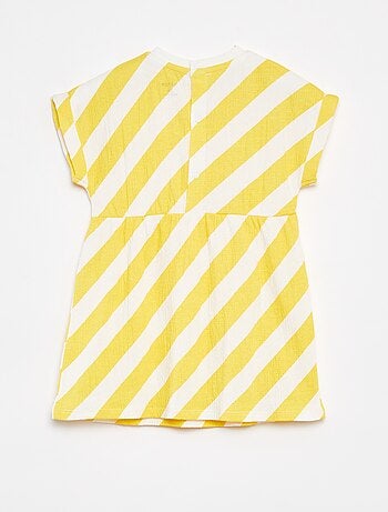 Robe en matière crêpée avec ouverture pressionnée au dos