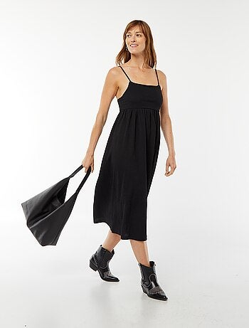 Robe longue à bretelles ouverte dans le dos