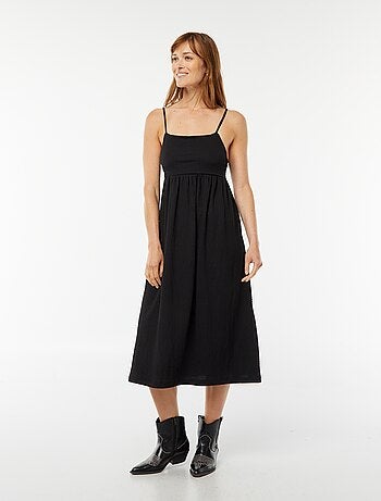 Robe longue à bretelles ouverte dans le dos