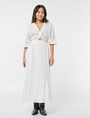 Robe longue avec broderie anglaise et volant à la base