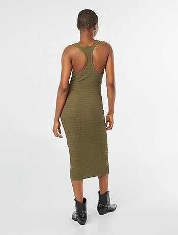 Robe midi matière stretch et gaufrée avec emmanchures américaines